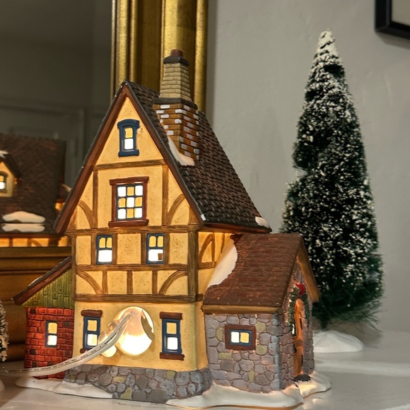 Santa’s workbench collection. The calico cat toy shop. No light includes - Picture 8 of 8